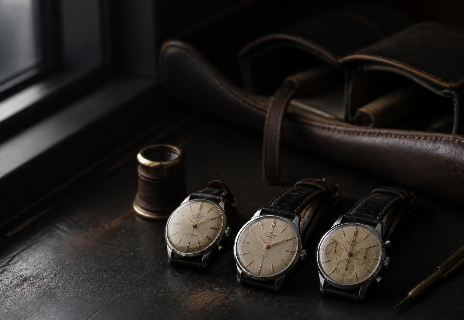Vintage horloges op de werkbank van een horlogemaker